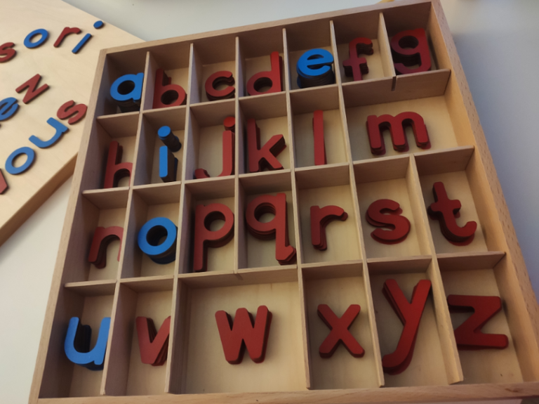 Alphabet Mobile Script - Montessori Location Et Achat